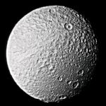 Le satellite Thetys vu par la sonde Voyager 2 en 1981.
On voit sur la moitié supérieure de l'image une énorme
faille. Elle a plusieurs kilomètres de profondeur. Elle
pourrait être due à un craquement de la surface déjà solidifiée
de Téthys survenu lorsque l'intérieur du satellite refroidissait
et que le diamètre global du satellite diminuait.