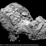 Le double noyau de Churyumov-Gerasimenko, aux contours déchiquetés, vu par Rosetta depuis une distance de 285 km
