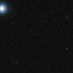 L'étoile Ross 128 est la petite tête d'épingle rouge rubis visible en bas et au centre de cette image. Nous savons aujourd'hui qu'elle est accompagnée d'au moins une planète, Ross 128b