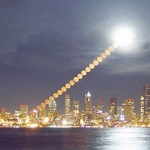 Poses à intervalle régulier de la Lune se levant au-dessus de Seattle. L’appareil photo ne se laisse pas prendre à l’illusion lunaire, et il nous confirme que la Lune a en fait la même taille où qu’elle se trouve dans le ciel.