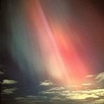 Le photographe Pekka Parviainen immortalisa ces aurores au-dessus de la Finlande le 18 septembre 2000, durant la même tempête géomagnétique que Dan Burbank traversa dans l’espace.