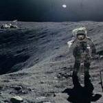 L’astronaute Charles Duke, de la mission Apollo 16, collecte des échantillons de roches près du cratère Plum sur la Lune