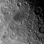 La Lune porte les cicatrices de cratères anciens qui, sur Terre, auraient depuis longtemps été effacées par l’érosion atmosphérique.