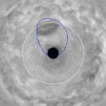 Image composite dans l’ultraviolet prise par Cassini et qui révèle la « Grande Tache sombre » tourbillonnant près du pôle nord de Jupiter. Le tracé bleu délimite la zone aurorale boréale de Jupiter. cliquez sur le lien du crédit pour avoir accès à une animation
