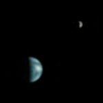 La Terre et la Lune vue depuis l’orbite martienne le 8 mai 2003. L’image a été traitée de façon à atténuer la différence de luminosité entre la Terre et son satellite.