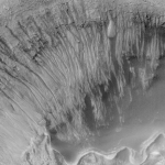 Ravines dans le cratère Newton sur Mars. Creusées récemment par de l’eau liquide ?