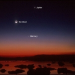 Voici à quoi ressemblait la dernière fois où Jupiter et un croissant lunaire se sont croisés dans le ciel. C’était le 24 septembre 2003, et Andy Skinner a immortalisé la scène au dessus du lac Mono, en Californie.