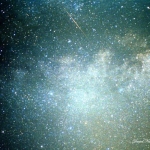 Une étoile filante des Perséides surprise au beau milieu de la Voie Lactée pendant l'été 2001