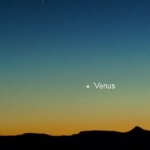 Saturne, Vénus et Mercure se rendant à leur grand rendez-vous du week-end. Nous les voyons ici immortalisés au-dessus du pic Pike, le 19 juin 2005, par Jimmy Westlake.

Cliquez sur le lien du crédit pour avoir accès à une image à plus haute résolution et non légendée

