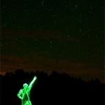 Le 26 août 2003, sans doute inspiré par l’inhabituelle proximité de Mars, l’astronome Dennis Mammana se transforma en « petit homme vert » avec la complicité du photographe Thad V’Soske. Tandis que, grâce à un déclencheur souple, Thad maintenait ouvert l’obturateur de son appareil photo vissé sur un trépied, Dennis suivit les contours de son corps avec une petite lampe LED verte, finissant la pose en désignant Mars, perchée tout la haut dans le ciel.