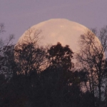 La pleine Lune se levant au-dessus de Manchester, dans le Maryland.