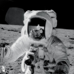 Vous reprendrez bien un peu de technologie lunaire ? L'astronaute Alan Bean récoltant des échantillons de surface lunaire en 1969. Se reflétant sur sa visière, le photographe, Charles Conrad.