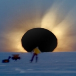 Un lever de soleil éclipsé en Antarctique