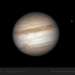 Dans un télescope amateur de qualité (ici 25 cm de diamètre), il est possible de voir la grande tache rouge au contact de sa petite semblable. En haut à droite de Jupiter, c'est le disque de Io qui est visible.