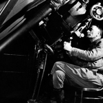 Edwin Hubble en train de regarder fuir les galaxies