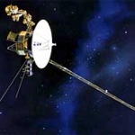 La sonde Voyager 1. Non content d’être d’une endurance exceptionnelle, elle ne jette rien. Les engins spatiaux, c’est comme les voitures et les grands bordeaux : les meilleurs ont été conçus dans les années 60/70… 
