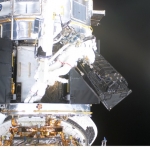 Les astronautes du vol STS-109 de Columbia retirent le module FOC (Faint Object Camera) de « l’armoire à modules » de Hubble (objet noir, bien visible à droite de l’image)