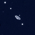 Non, ce n’est pas Saturne ! Il s’agit d’Uranus photographiée en infrarouge par l’un des télescopes du VLT. A cette longueur d’onde, ses anneaux sont aussi brillants que son disque planétaire. Notons que le diamètre apparent d’Uranus est minuscule : à peine 3,5 secondes d’arc ! Les points qui entourent Uranus sont ses satellites (voir photo suivante).