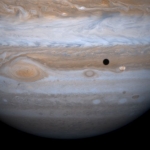 Io et son ombre projetée sur Jupiter