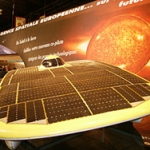 Nuna, la voiture solaire championne du monde sur le stand de l’ESA au Mondial de l’automobile en octobre 2002