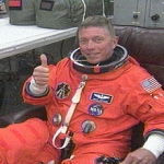 L'astronaute Michael Fossum dans la salle d'habillement