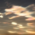 Les nuages nacrés visibles dans les régions polaires sont directement liés à la disparition saisonnière de la couche d'ozone