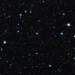 Cette image montre une partie de l'image profonde du ciel la plus grande jamais réalisée dans l'infrarouge, avec un temps de pose effectif total de 55 heures. Elle a été créée en combinant plus de 6000 images du télescope VISTA dédié aux sondages de l'Univers à l'Observatoire de Paranal de l'ESO au Chili. Cette image montre une région du ciel connue sous l'appellation de « champ COSMOS » dans la constellation du Sextant. Plus de 200 000 galaxies ont été identifiées sur cette image.