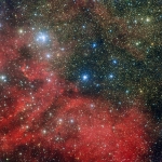 L'amas d'étoiles NGC 6604 est dévoilé sur cette nouvelle image prise avec la caméra WFI installée sur le télescope MPG/ESO de 2,2 mètres de l'Observatoire La Silla au Chili. NGC 6604 est le groupement lumineux qui s'étend en haut à gauche de l'image. C'est un jeune amas d'étoiles qui constitue la partie la plus dense d'un groupe plus largement étendu contenant environ une centaine d'étoiles bleuâtres lumineuses. L'image montre également la nébuleuse associée à cet amas – un nuage d'hydrogène ionisé lumineux appelé Sh2-54 - ainsi que des nuages de poussière.
