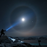 Steve Nilsen éclairant une Lune qui avait bien assez du Soleil pour produire ce magnifique halo à 22°