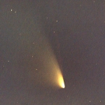 La discrète queue rouge, correspondant au fer neutre, est visible à droite de la queue principale de la comète PanSTARRS