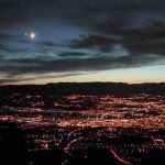 Le ciel au dessus de Genève avec des nuages, la Lune, Vénus, et un coucher de Soleil.

