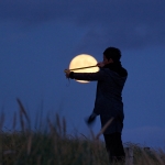 Une superlune est en réalité une pleine lune de périgée, c'est à dire se produisant alors que la Lune se trouve non loin du point de son orbite le plus proche de la Terre, d'où une taille apparente plus grande.