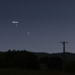 Aspect du ciel au-dessus de l'horizon Ouest le 21 août 2023 vers 22h. On distingue clairement le croissant de Lune en train de se coucher, et l'étoile Spica de la Vierge.