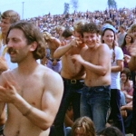 Non, ce n'est pas l'équipe de Ciel des Hommes qui, après avoir perdu sa chemise, n'a cependant rien perdu de son enthousiasme, mais bien une partie du public des festivaliers de Woodstock
