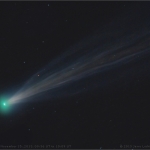 C/2012 S1 (ISON) le 15 novembre entre 10:36 et 11:09 heure de Paris. On distingue parfaitement les nombreux courants de gaz et de poussière qui dérivent dans son sillage