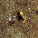Les étoiles brillantes font partie de l'amas ouvert NGC 6520 dans la voie lactée.
Ces étoiles très jeunes se sont formées il y a moins d'un million d'années, vraisemblablement en
partie grâce à la matière du nuage moléculaire Barnard 86. Ce nuage, tout noir sur l'image,
très riche en poussières, est une nébuleuse par absorption. Il nous cache la lumière des étoiles en arrière plan.
