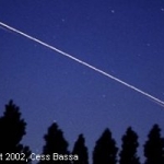 Le 5 juin 2002, la navette spatiale Endeavour de la NASA filait dans le ciel des Pays-Bas où Cees Bassa l’aperçut et prit cette photo. On peut y discerner à la fois la trace de la navette (en blanc) et celle du réservoir extérieur (dominante orange) que la navette vient juste de larguer