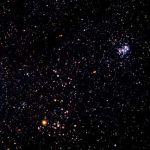 L'étoile Aldébaran est la plus brillante de ce cliché pris dans la constellation du Taureau, l'amas des Hyades forme un V dont Aldébaran constitue un sommet. Le petit groupe d'étoiles bleues (en haut à droite) est l'amas des Pléiades.