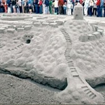 « Une forteresse de sable, juillet 1980 », érigée lors du concours de châteaux de sable de Cannon Beach, Oregon.
