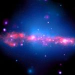 Galaxie spirale NGC 4631. Composition d’image en rayons X (télescope Chandra) et UV (Télescope Spatial Hubble). Le disque de la galaxie apparaît en rouge, le halo est visible en bleu. Les régions les plus brillantes du disques sont des régions de formation d’étoile (population de type I). Ces images révèlent (pour les spécialistes) la présence d’un gaz chaud dans le halo chauffé par les régions du disque où se forment des étoiles. Ce gaz est néanmoins très peu dense par rapport au gaz présent dans le disque. Les étoiles du halo (type II)brillent peu en rayons X et UV.
