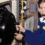 L’astronaute Janice Voss (sœur de l’auteur original de cet article) surveille une expérience de combustion à bord de Columbia en 1997
