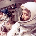 Les astronautes Edward White (au second plan sur la gauche) et James Mac Divitt prêts au décollage à bord de leur capsule Gemini IV 