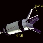 Fixés au troisième étage (S IVB) de la fusée, les 4 panneaux de l’adaptateur pour module lunaire sont ici photographiés dans leur ouverture maximale. Cette image fut prise durant la mission Apollo 7