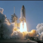 La Navette Spatiale Atlantis (STS-110) décolle en avril 2002 lors d'une précédente mission vers la Station Spatiale Internationale