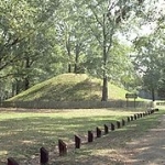 La Louisiane est parsemée d’anciens sites Amérindiens qui prennent la forme de monticules tels que celui-ci, situé dans le parc naturel de Marksville, et encore au-dessus des eaux.