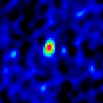 Image radio de J1148+5251, une des plus lointains quasars connus à ce jour. Il s'agirait du coeur d'une galaxie tel qu'il se présenterait seulement 870 millions d'années après le Big Bang, soit  il y a 12,8 milliards d'années.