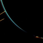 Le délicat système d’anneaux de Jupiter apparaît sur cette photo couleur composite sous la forme de minces lignes oranges jaillissant du limbe de Jupiter