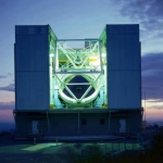 Le télescope MMT situé sur le Mont Hopkins, dans l’Arizona.
Près d’une vingtaine de chercheurs, la plupart travaillant au MMT, sont à associer à cette découverte. Devant l’opportunité que représentait cet événement, ils ont en effet accepté de consacrer une partie de leur temps d’observation à la collecte de données sur ce sursaut gamma inhabituel
