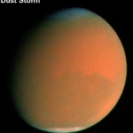 Une boule de billard orange. Voilà l’aspect que revêt Mars lorsqu’elle est la proie d’une tempête de poussières d’échelle planétaire, ne laissant apercevoir aucune de ses structures de terrain familières.