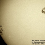L’astrophotographe Bob Sandy a pris cette image de la tache solaire géante 486 émergeant du limbe solaire le 23 octobre 2003. Elle était de fait précédée par une autre tache géante, la 484